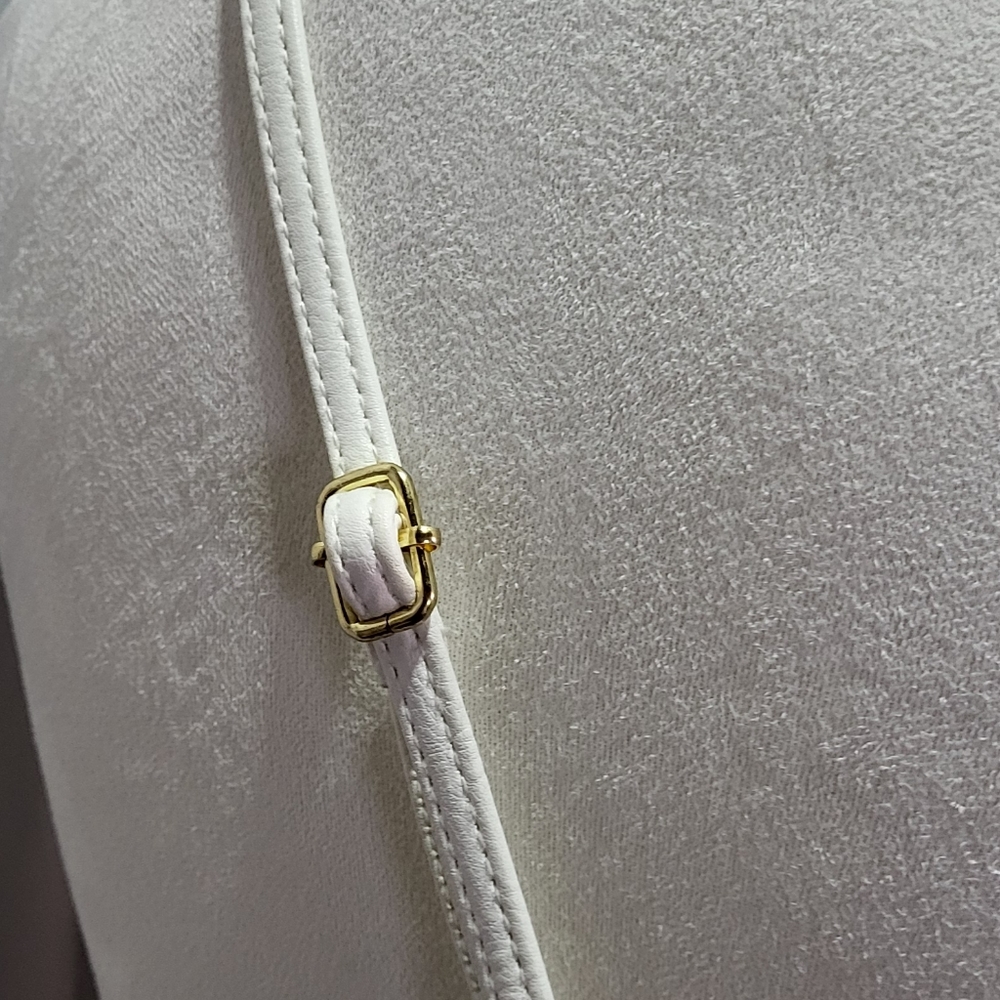 Women's Small White Floral Adjustable Crossbody Bag 8in(H)x 7in(L)x 0.5in (W) 🐈 - Picture 5 of 8